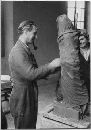 Mario Bernasconi mostra una sua opera a una signora