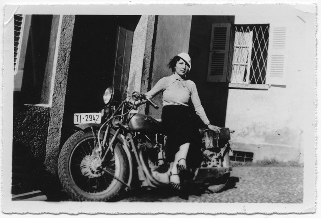Donna in posa con motocicletta