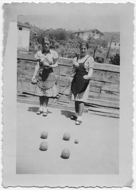 Ada e Franca Bettosini sul campo di bocce della Posta