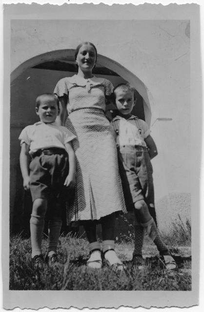 Donna con bambini all'oratorio di San Bernardo a Comano