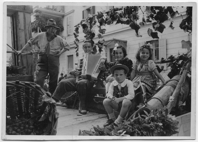 Viero Bettosini (a destra) sopra ad un carro alla festa della vendemmia a Lugano