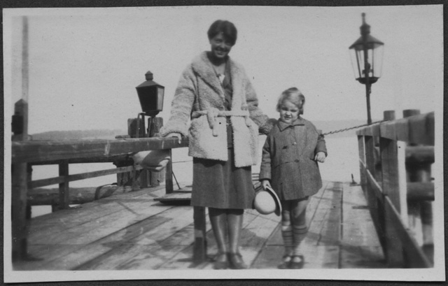 Irma Bernasconi Pannes al porto con una bambina