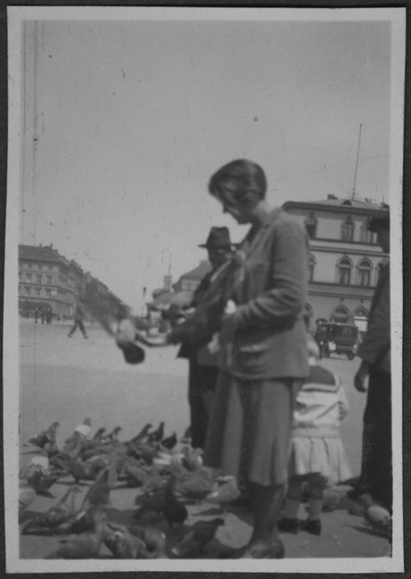 Irma Bernasconi Pannes attornata da piccioni