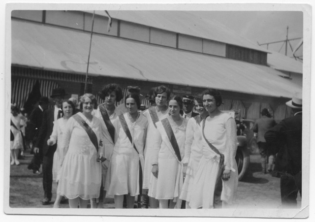 Ragazze in posa durante un concorso