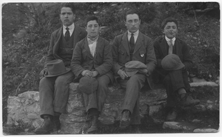 Giovani uomini in posa a Berna