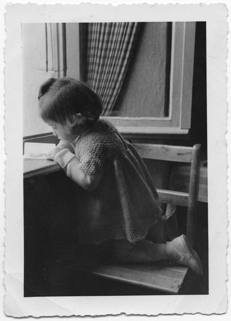 Lilia Canonica mentre legge in cucina a Treggia