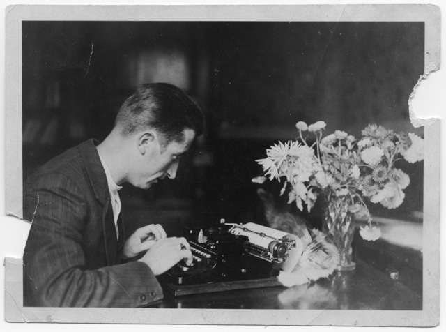 Remo Canonica alla macchina da scrivere