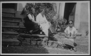 Irma Benasconi Pannes seduta con due amiche davanti a un'abitazione