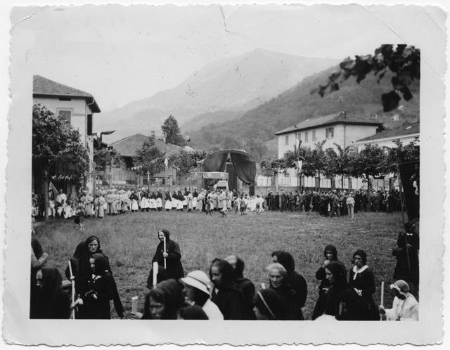 Donne alla processione del Corpus Domini a Tesserete