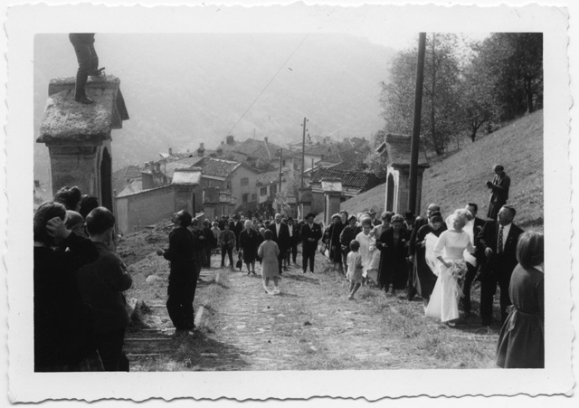 Corteo di matrimonio sulla Via Crucis a Bidogno