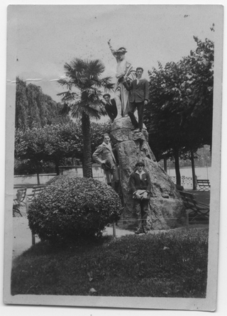 Ragazzi in posa con monumento a Lugano