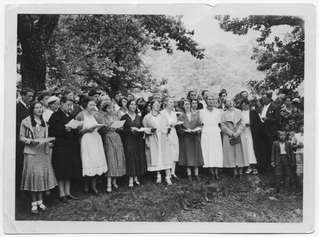 Gruppo canoro all'aperto