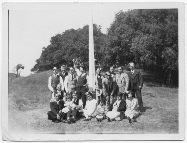 Gruppo in posa sopra a un prato
