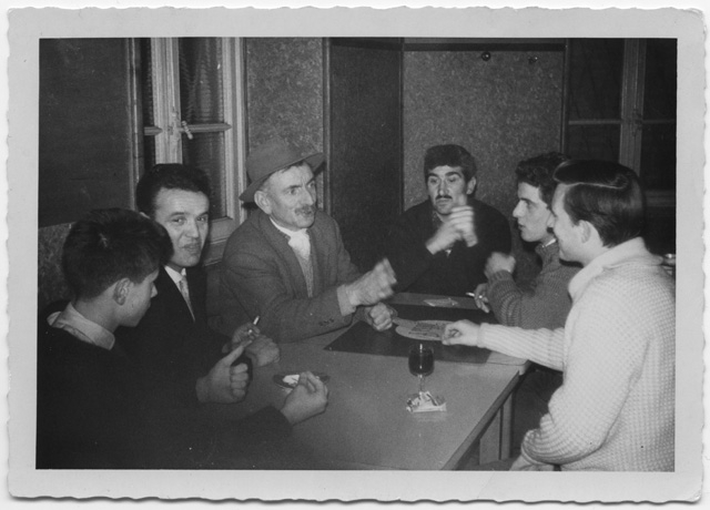 Uomini che giocano alla morra all'Osteria Cooperativa Posta