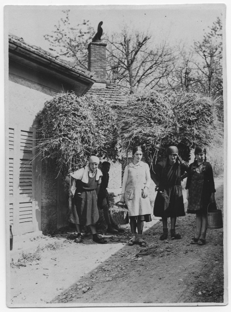 Donne mentre trasportano un carico di fieno a Comano