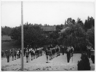 Gruppo di scout riuniti sopra ad un piazzale