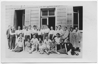 Gruppo in posa davanti ad un edificio