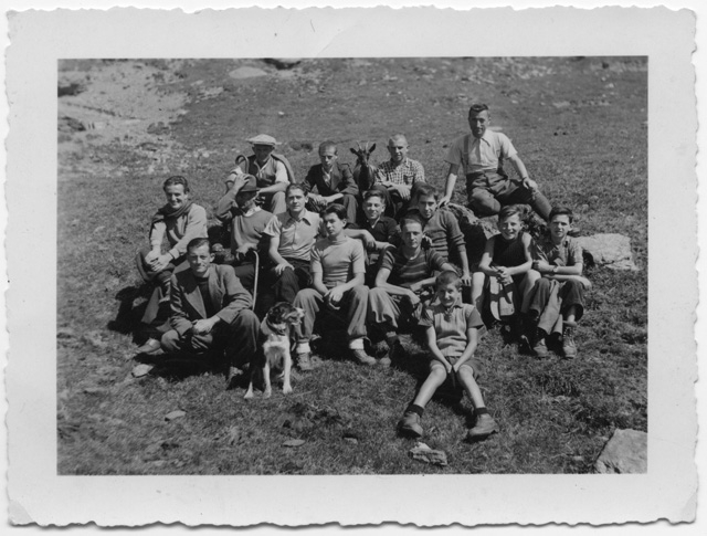 Ritratto di gruppo sopra a un prato