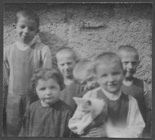 Bambini in posa con un gatto