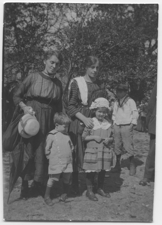 Sorelle Antonia e Aida Bernasconi con tre bambini