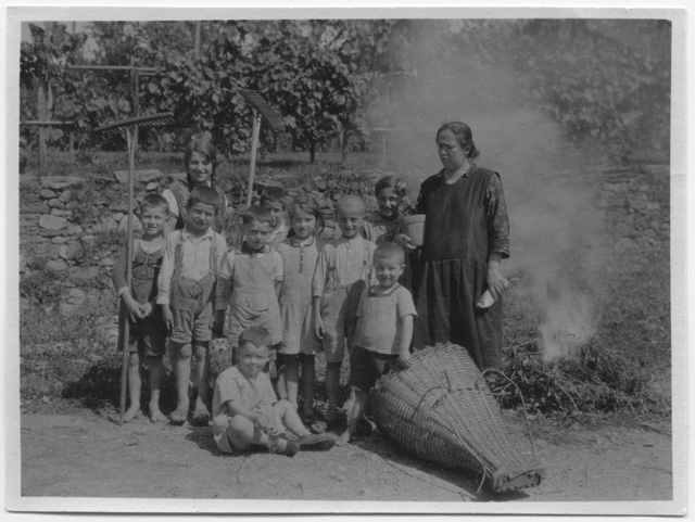 Gruppo di bambini in piazza San Giuseppe a Comano con la maestra Ida Pescia