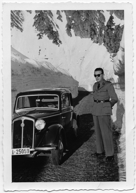 Uomo in posa accanto a un'automobile ad un ghiacciaio