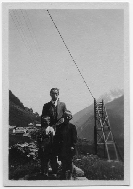 Remo Canonica in posa con due bambini