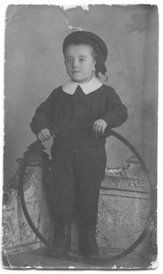 Bambino in posa con cerchio e cappello