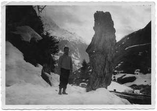 Remo Canonica in posa accanto ad una roccia in Leventina