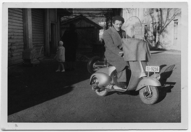 Uomo in vespa