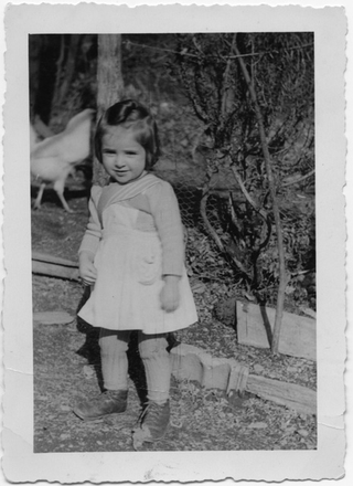 Lilia Canonica davanti ad un pollaio a Treggia