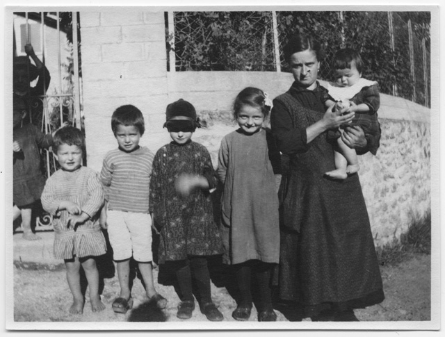 Carolina Soldini in posa con i figli