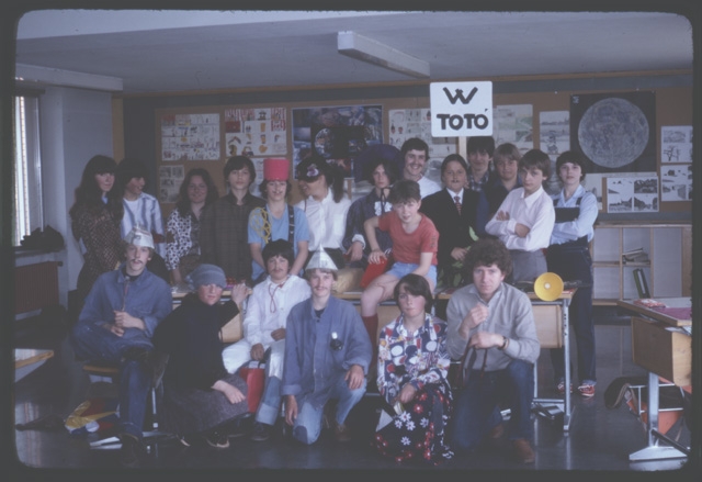 Gruppo di teatro in costumi di scena
