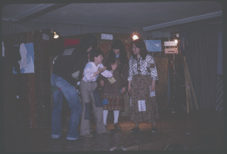 Gruppo di attori durante la rappresentazione di "Miracolo a Milano"