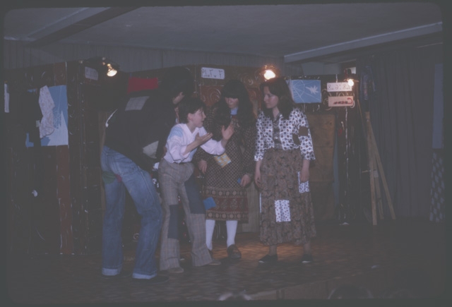 Gruppo di attori durante la rappresentazione di "Miracolo a Milano"