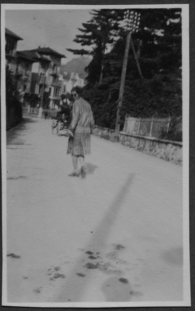 Irma Bernasconi Pannes mentre cammina per strada