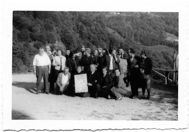 Gruppo in posa all'aperto