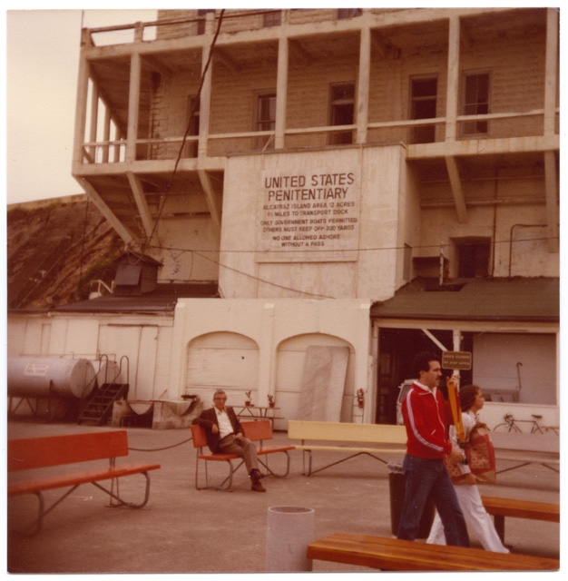 Remo Canonica in posa davanti al penitenziario di Alcatraz negli Stati Uniti