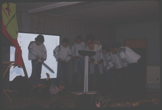 Gruppo di attori in costumi di scena durante la rappresentazione di "Miracolo a Milano"