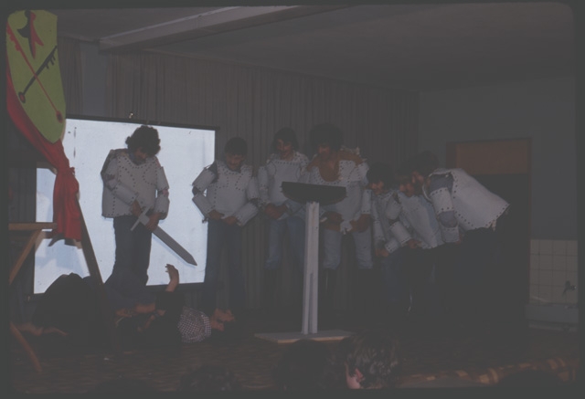 Gruppo di attori in costumi di scena durante la rappresentazione di "Miracolo a Milano"