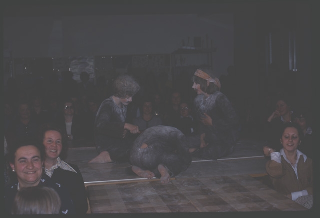 Paola Oggioni, Giuseppe Sarcinella e Carla Pietra durante la rappresentazione di "Miracolo a Milano"