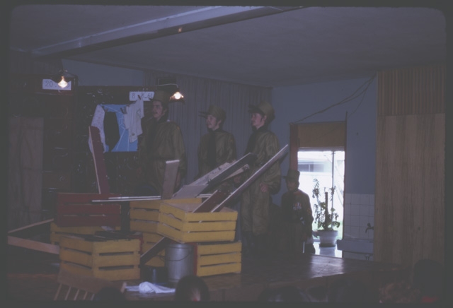 Gruppo di attori durante la rappresentazione di "Miracolo a Milano"