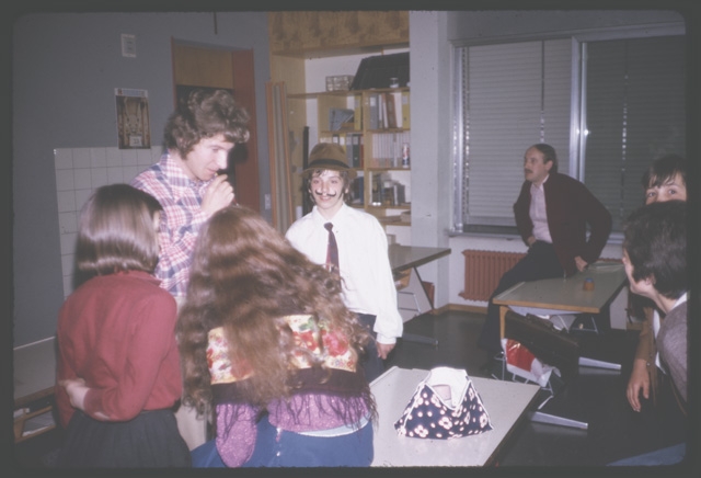 Attori durante le prove di "Miracolo a Milano" con i maestri Anselmini e Fontana