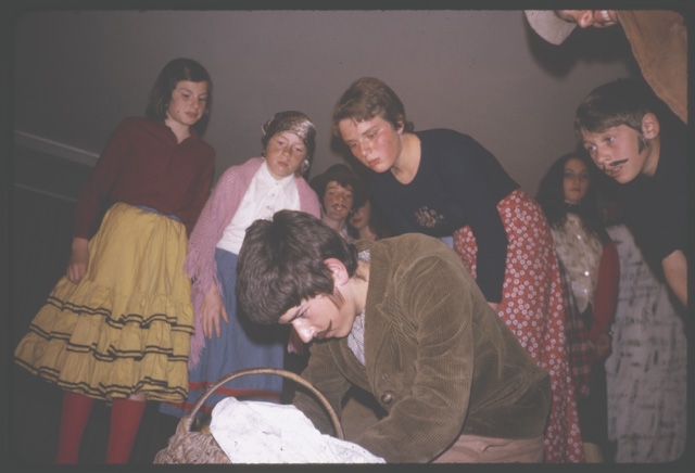 Marco Rossinelli e Carla Crivelli (al centro) durante una recita scolastica a Comano