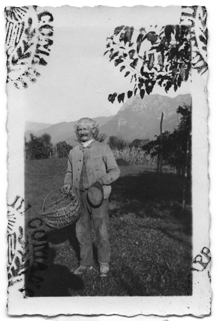 Carlo Pietra con cesto e cappello a Comano