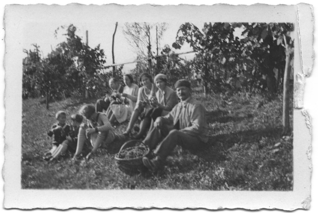 Gruppo in posa durante la vendemmia a Comano