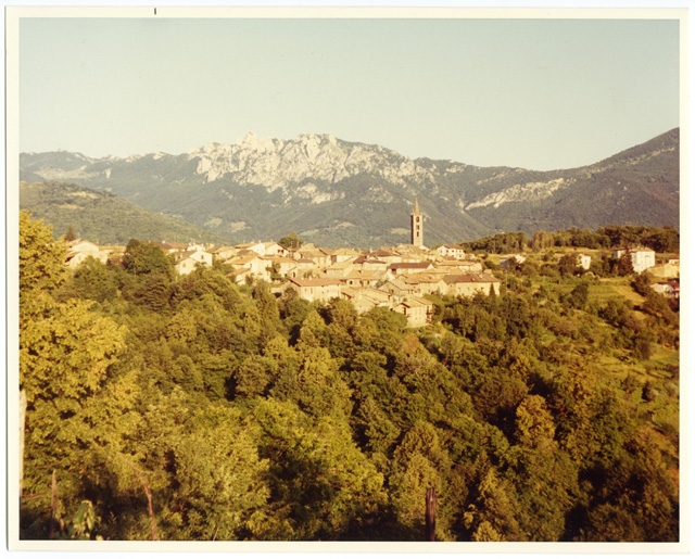 Veduta di Sala Capriasca con i Denti della Vecchia