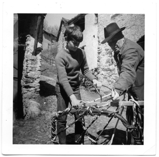 Antonio Stampanoni (a destra) mentre costruisce una gerla a Bigorio