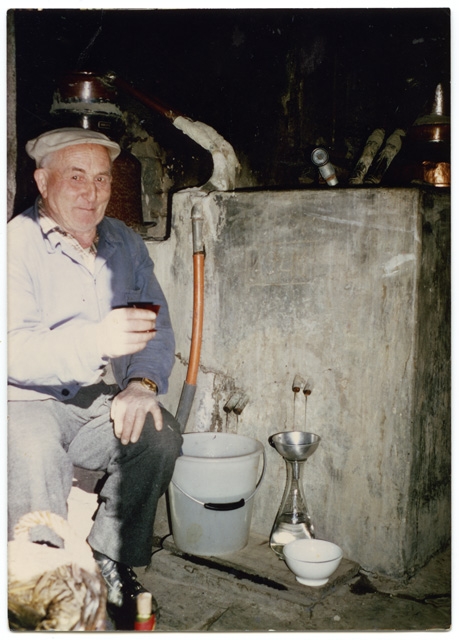 Antonio Stampanoni mentre distilla la grappa all'alambicco di Bigorio