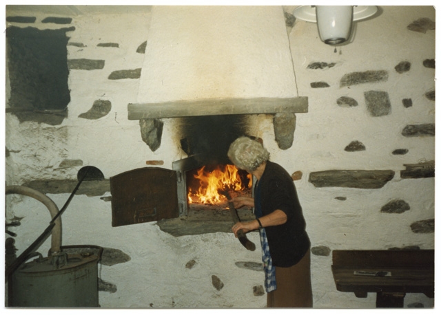 Carmen Menghetti nel forno di Bigorio